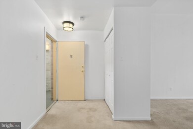 1675 Parkcrest Cir unit 401, Reston, VA 20190 - photo 2