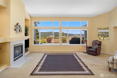 First view when entering the Living Room. (carpet is clean but needs replacing)