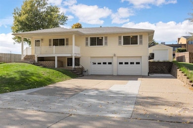 2210 Imperial Oaks Dr, Muscatine, IA 52761 - photo 3