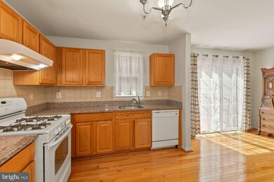 8243 Lyndhurst St, Laurel, MD 20724 - photo 5