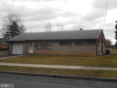 880 E Oak St, Palmyra, PA 17078 - photo 2