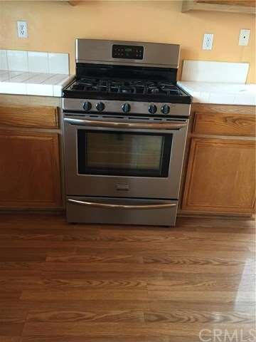 Stove has 5 burners. SELF CLEANING!!