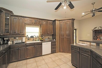 5710 Thousand Oaks Dr, Joshua, TX 76058 - photo 6