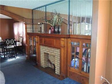 Living Room Beautiful woodwork throughout
