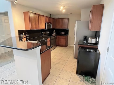 8425 Towne Center Cir S unit 56, Warren, MI 48093 - photo 7