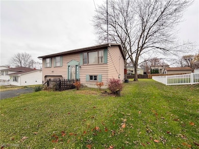 663 Meadowland Dr, Hubbard, OH 44425 - photo 2