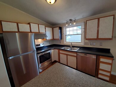 164 Maple St unit C, Manchester, NH 03103 - photo 2