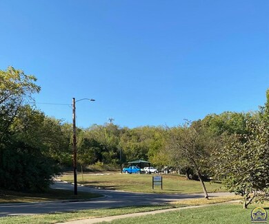 4832 SW Skyline Pkwy, Topeka, KS 66614 - photo 2