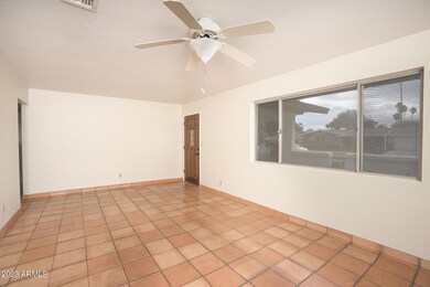 Living Room/Entry