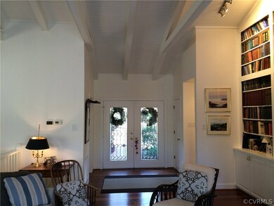 FOYER ENTRANCE W/VAULTED CEILING & DOUBLE LEADED G