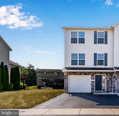 3578 Pinecrest Ct unit 16, Fayetteville, PA 17222 - photo 2