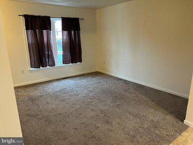 270 Locust St unit 6, New Holland, PA 17557 - photo 2