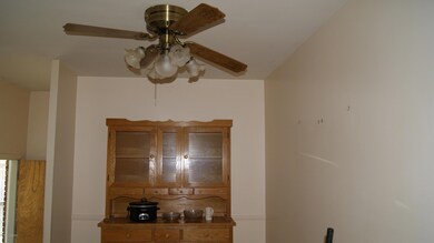 9406 Doewood Ln, Louisville, KY 40291 - photo 7