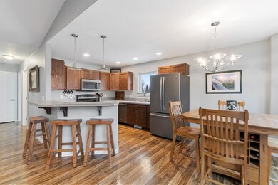 13HiddenCedarLoop kitchen