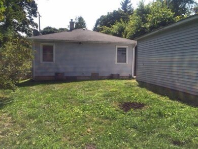 641 Lydia backyd-side garage