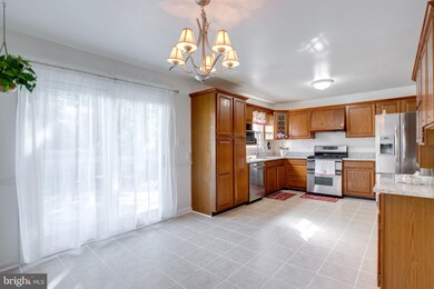 8001 Log Cabin Ct, Springfield, VA 22153 - photo 5