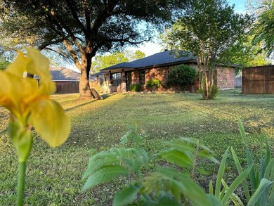 211 W Merritt Ave, Ennis, TX 75119 - photo 2