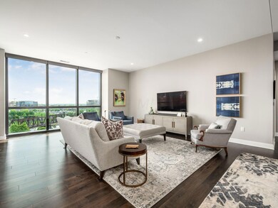 15_250 W Spring St