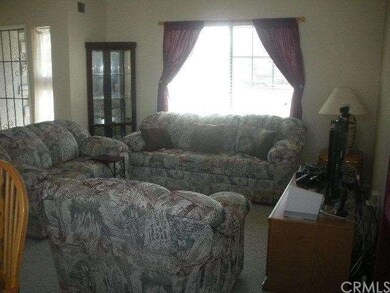 BRIGHT AND CHEERY LIVING ROOM FOR ENTERTAINING