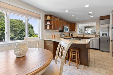Spacious Eat in Working Kitchen~