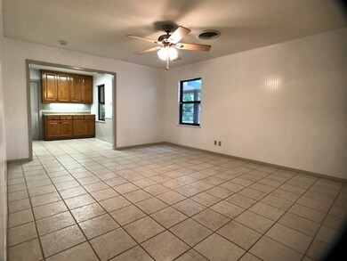 605 N Edison St, Fredericksburg, TX 78624 - photo 4