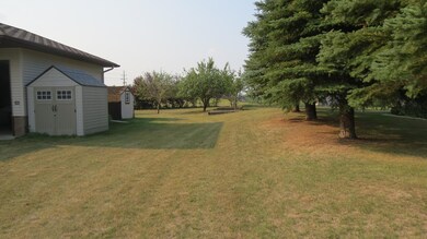 1008 13th St SW, Jamestown, ND 58401 - photo 3