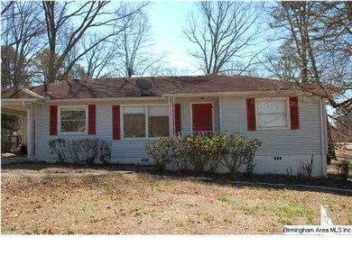 The 3 Bedroom 1 Bathroom house has vinyl siding la