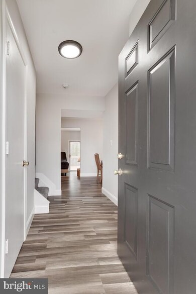 6807 Central Hills Ct, Hyattsville, MD 20785 - photo 5