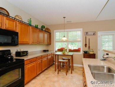 Cabinets and Counterspace !
