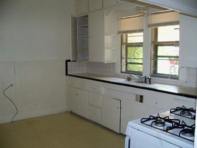 1406 Truelove St, Gainesville, TX 76240 - photo 3