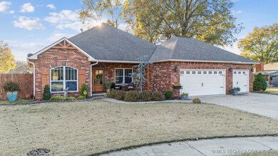 204 Peach Tree Ln, Pryor, OK 74361 - photo 2