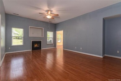 Spacious living room w/ 10' ceilings