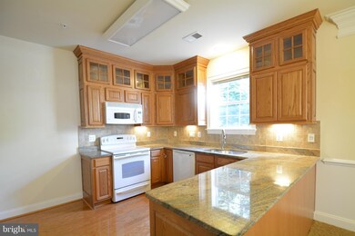 7871 Rolling Woods Ct unit 101, Springfield, VA 22152 - photo 5