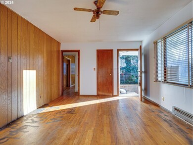 Living Room/Entrance