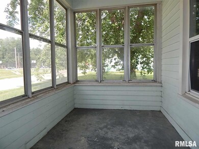 2011 W 6th St, Davenport, IA 52802 - photo 7