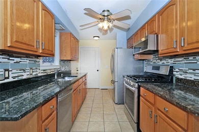 221 Early St unit A, Providence, RI 02907 - photo 4