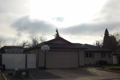 842 Forest Glen Dr, Central Point, OR 97502 - photo 2