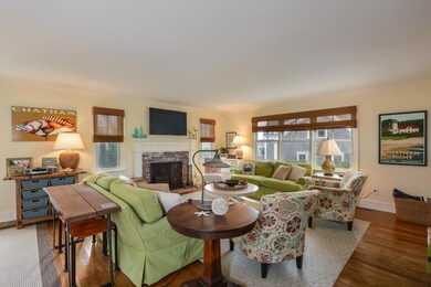 012-Living_Room-3650345-medium
