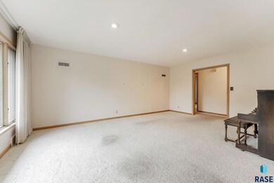 2605 W 28th St, Sioux Falls, SD 57105 - photo 4