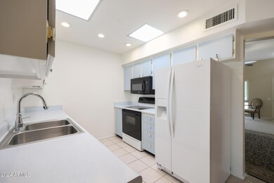 BRIGHT & OPEN KITCHEN