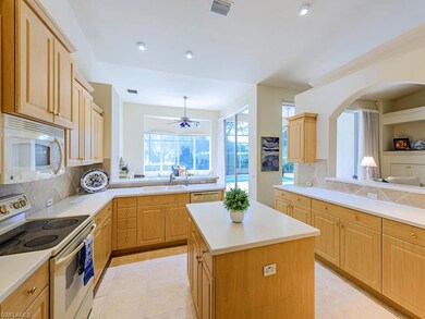 Well-Designed Island Kitchen/Breakfast Bar/Pass Th