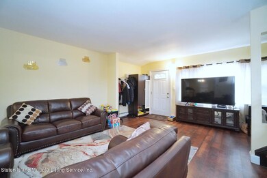(3) LIVING ROOM