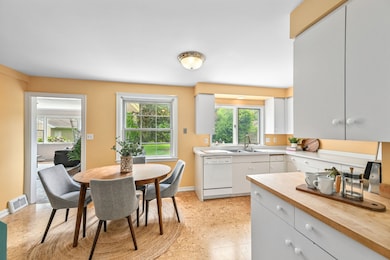 Eat-In Kitchen Dinette Area