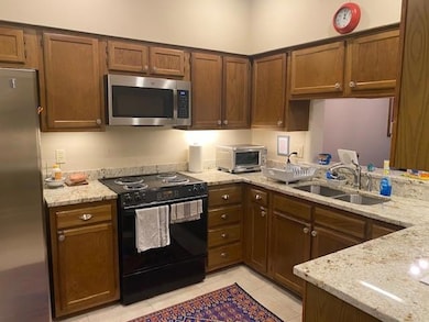 KITCHEN WITH GRANITE TOPS