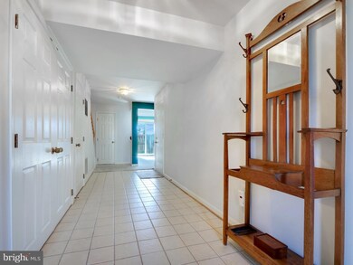 3123 Sutherland Hill Ct, Fairfax, VA 22031 - photo 4