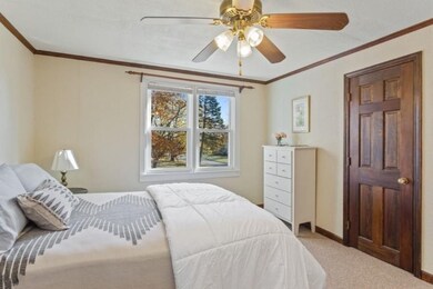 07_411OakSt_14_PrimaryBedroom_LowRes