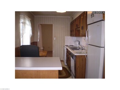 Kitchen w countertop eat in island