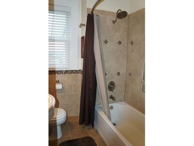 07-Upstairs Full Bath