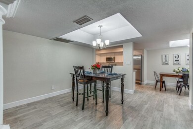 8040 E Via Del Valle-large-009-24-Dining