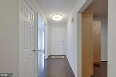 5819 Linden Square Ct, Rockville, MD 20852 - photo 4